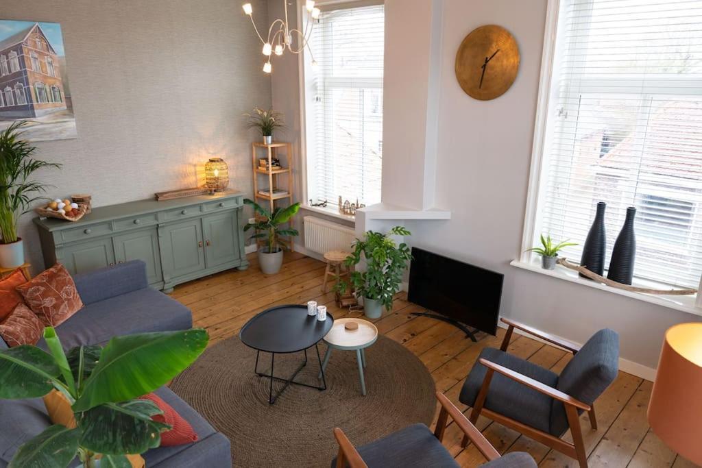 Sfeervol Verblijf In Oude Gemeentehuis Eenrum. Ngoại thất bức ảnh
