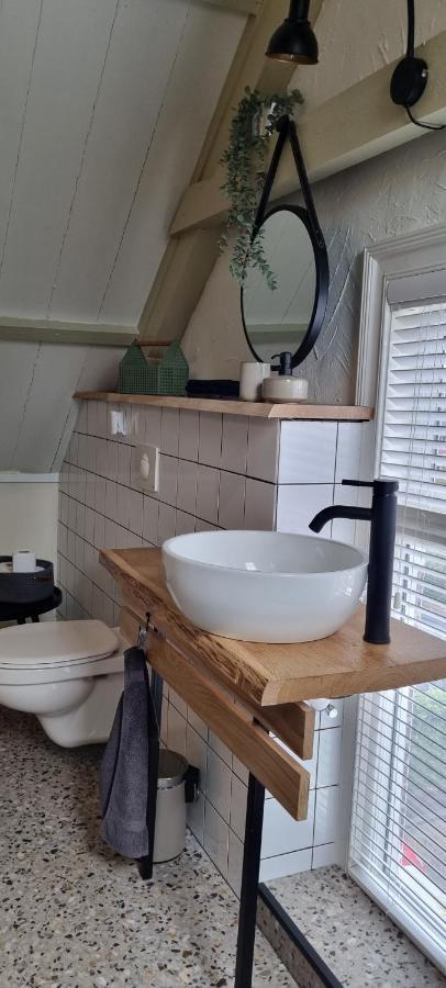 Sfeervol Verblijf In Oude Gemeentehuis Eenrum. Ngoại thất bức ảnh