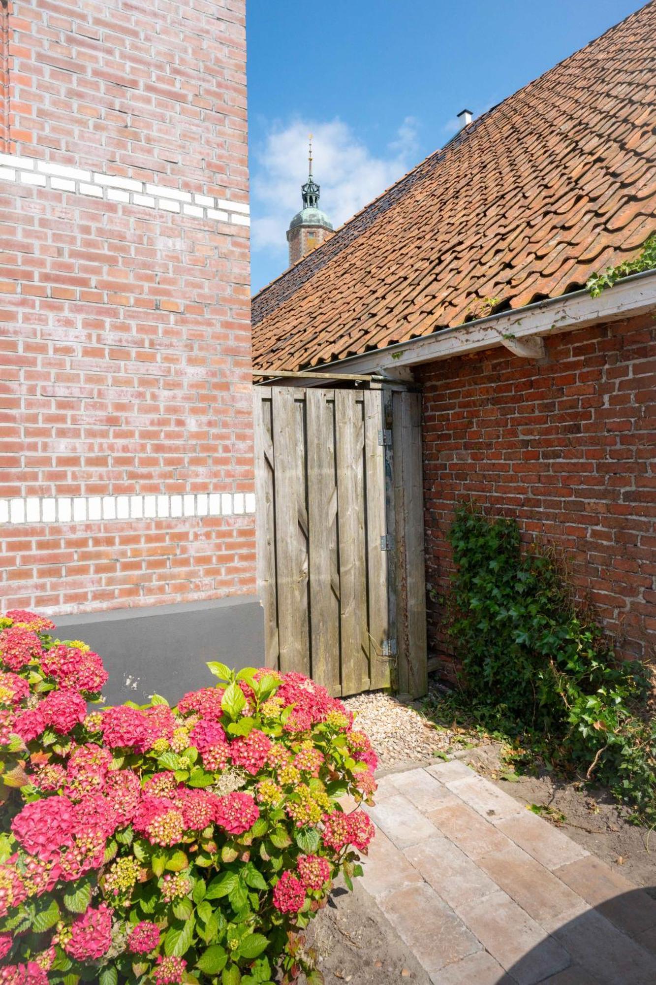 Sfeervol Verblijf In Oude Gemeentehuis Eenrum. Ngoại thất bức ảnh