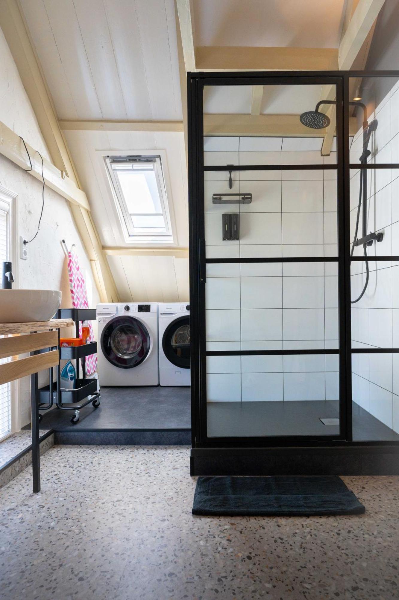 Sfeervol Verblijf In Oude Gemeentehuis Eenrum. Ngoại thất bức ảnh